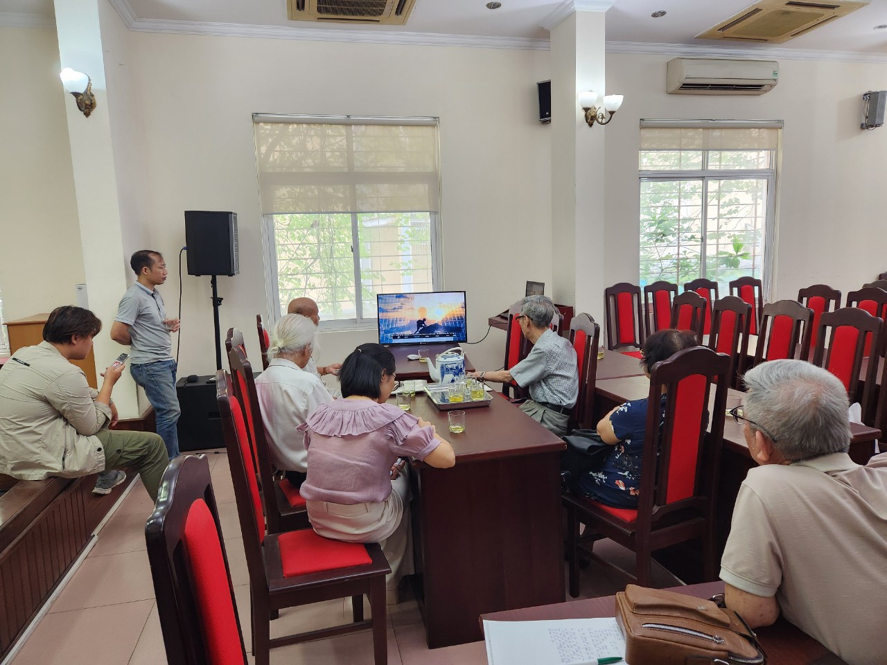 Chi bộ Trung tâm VHNNĐT tham gia làm giàu tài nguyên cho vanhoadongtay.vn